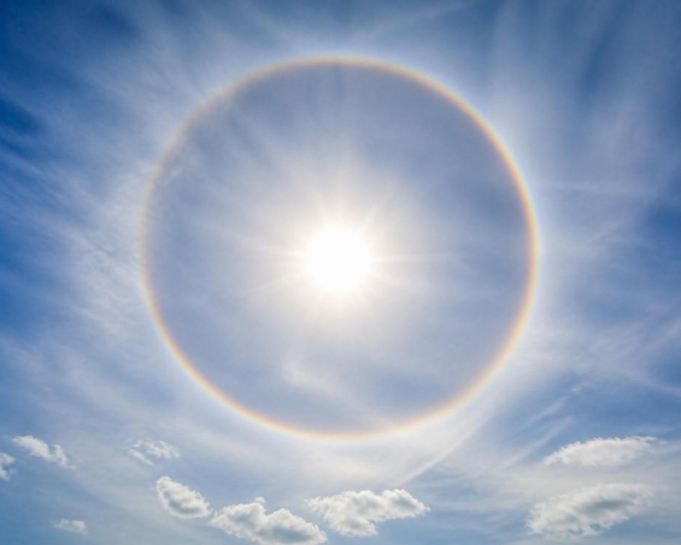 découvrez la définition du halo, ce phénomène lumineux fascinant, et explorez ses mystères célestes pour mieux comprendre ses origines et ses effets dans le ciel.
