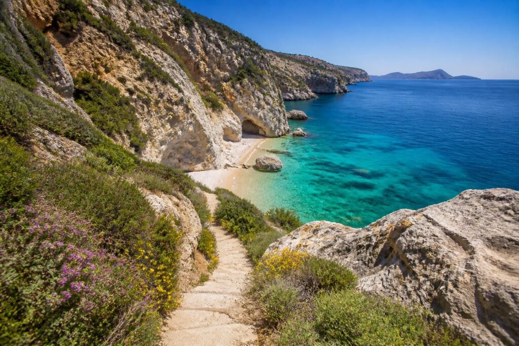 découvrez les plages secrètes de l'île de milos, des coins paradisiaques et préservés loin de la foule pour des moments de détente inoubliables.