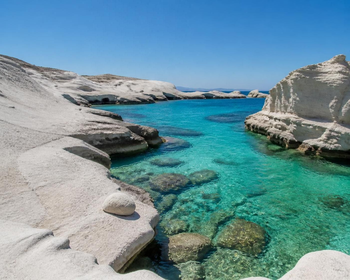 découvrez les plages secrètes de l'île de milos, des trésors cachés loin de la foule pour des moments de détente inoubliables au cœur de la nature grecque.