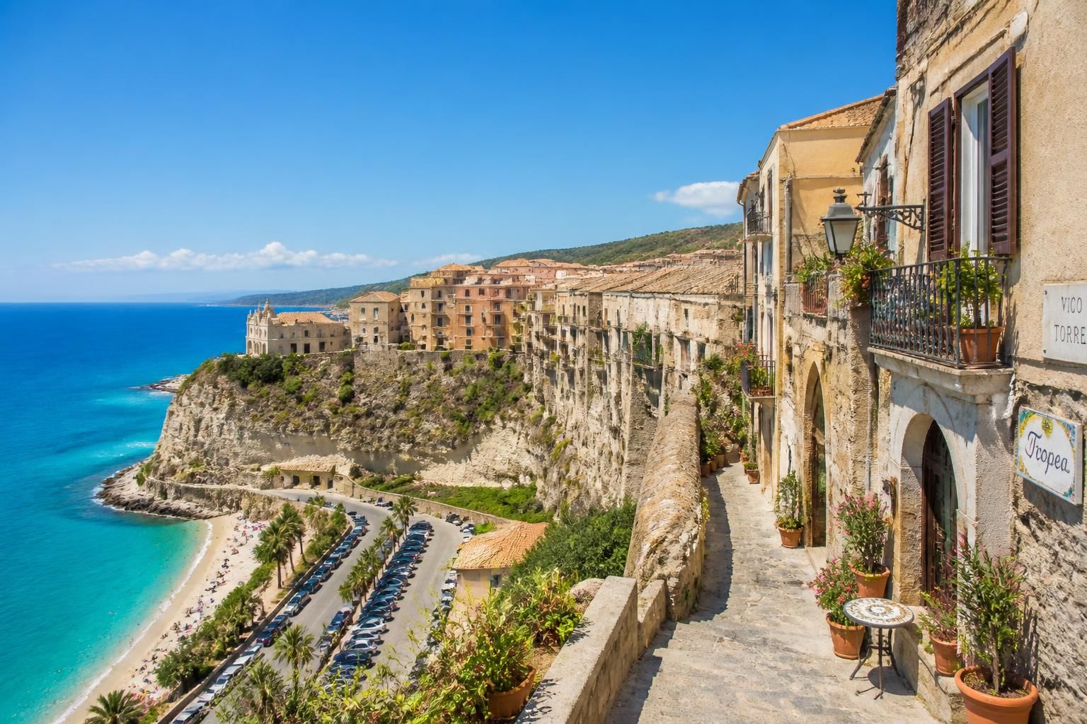 découvrez tropea en calabre, italie : un village au charme authentique avec ses ruelles pittoresques et ses plages à couper le souffle, idéal pour des vacances inoubliables.
