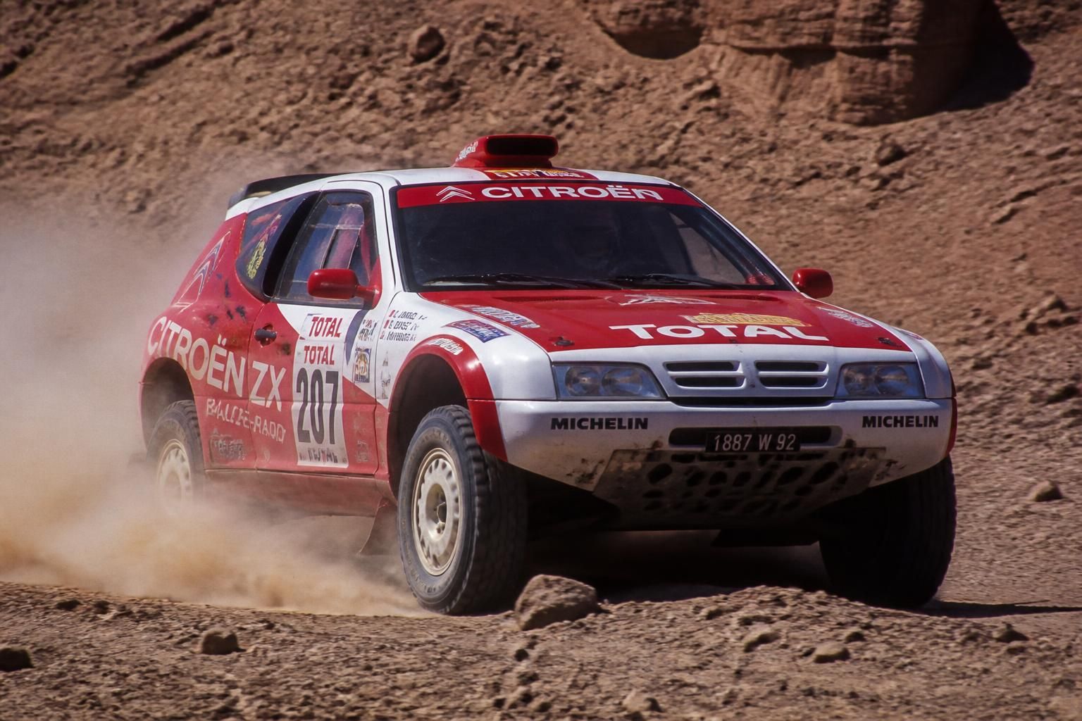 découvrez pourquoi la citroën zx rallye-raid est une légende des raids tout-terrain, alliant performance, robustesse et histoire dans les épreuves les plus extrêmes.