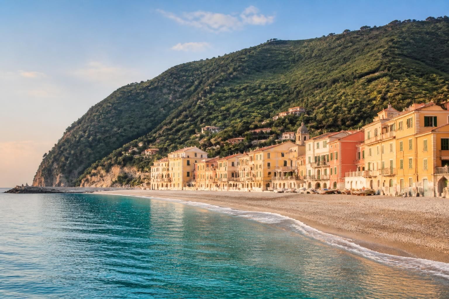 découvrez varigotti, ce charmant village ligure, idéal pour les amoureux de la nature et du farniente grâce à ses paysages préservés et son ambiance paisible.