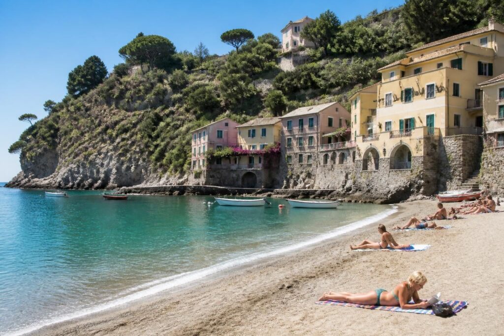 découvrez varigotti, un charmant village ligure qui séduit les amateurs de nature et de farniente grâce à ses paysages préservés, ses plages tranquilles et son ambiance authentique.